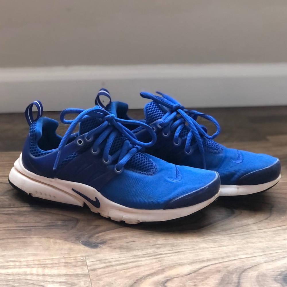 NIKE blue athletic shoes
